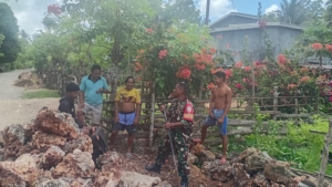 Babinsa Batutua Dampingi Warga Oebatu dalam Kerja Bakti Pembuatan Drainase Sepanjang 238 Meter