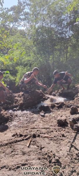 Babinsa dan Warga Gotong Royong Perbaiki Pipa Air Bersih yang Rusak di Desa Boru