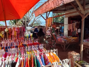 Babinsa Koramil 1624-05/Solor Pantau Pasar Botang, Jaga Keamanan dan Kebersihan Lingkungan