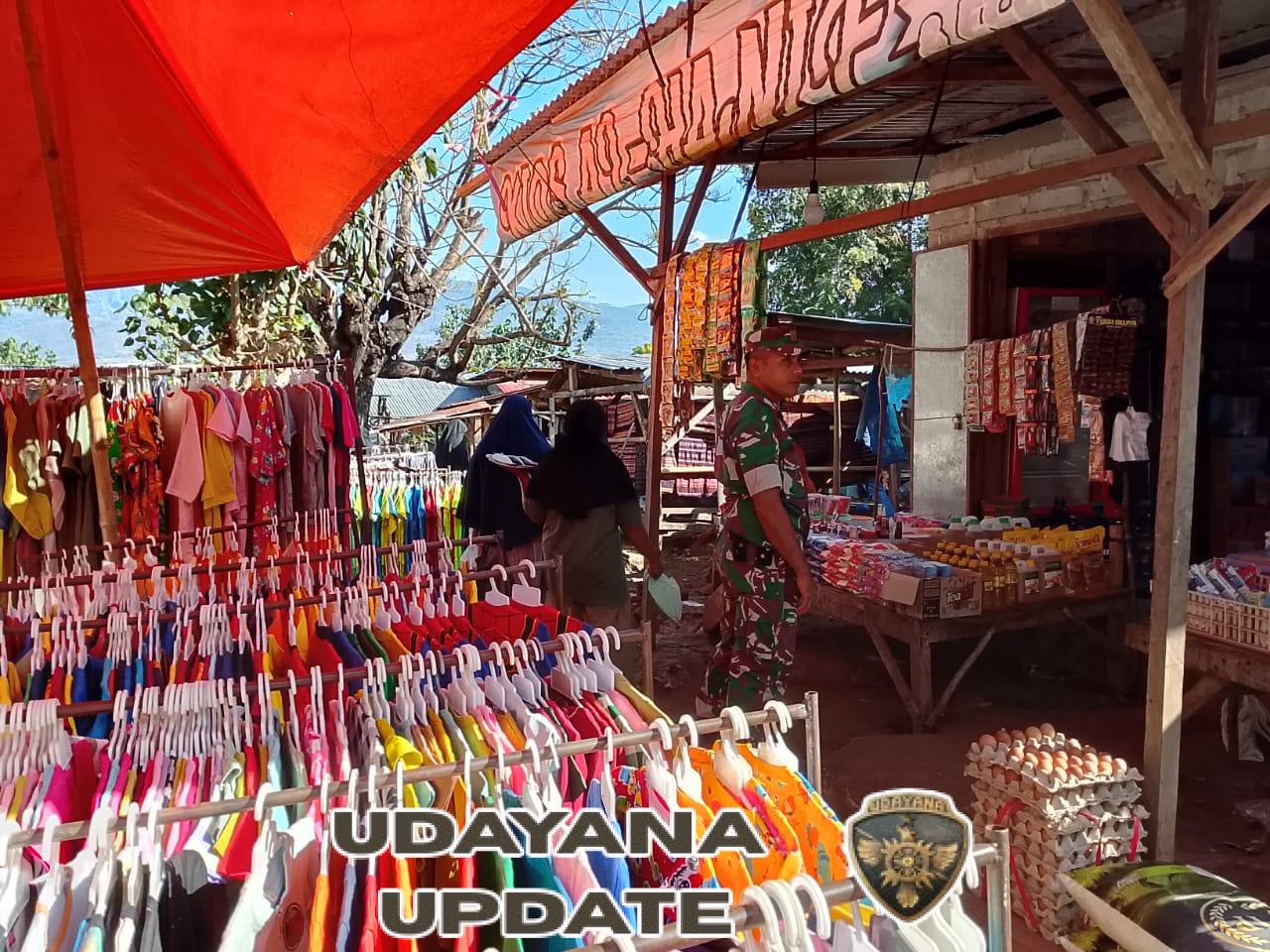 Babinsa Koramil 1624-05/Solor Pantau Pasar Botang, Jaga Keamanan dan Kebersihan Lingkungan