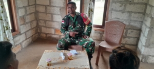 Babinsa Sertu Imanuel Ani Gelar Komsos dan Monitoring di Dusun Boni, Loaholu