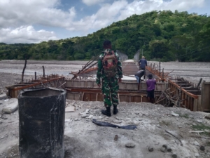 Danpos Mollo Barat Turun Langsung Awasi Pembangunan Jembatan yang Sempat Ambruk