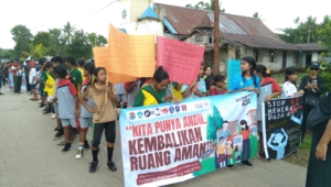 Babinsa 01/Lewa Amankan Longmarch Peringatan 16 Hari Anti Kekerasan Terhadap Perempuan dan Anak di Letis