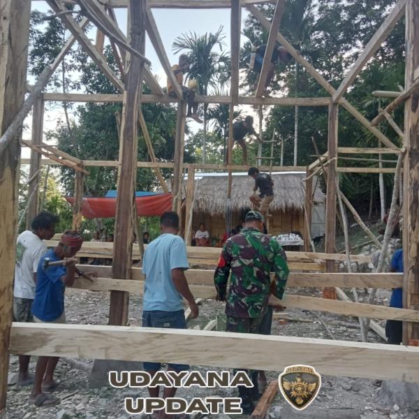 Babinsa Koramil 04/Tabundung Bersama Warga Gotong Royong Bangun Rumah di Desa Billa