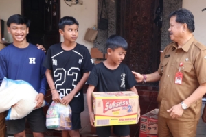 Wabup I Made Dirga Serahkan Bantuan Sosial untuk Anak Yatim Piatu di Desa Kukuh