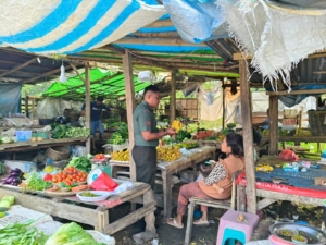 Babinsa Koramil 03/Katikutana Jalin Komsos dengan Pedagang Pasar Anakalang