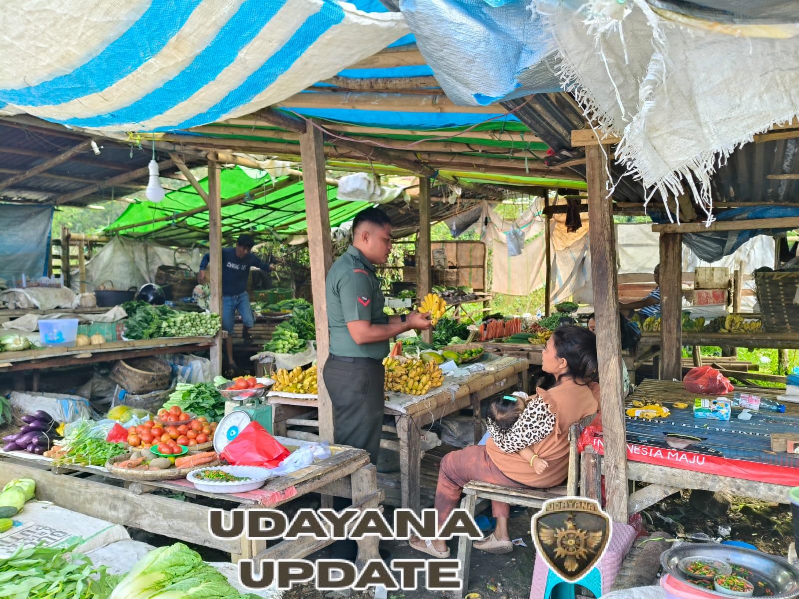 Babinsa Koramil 03/Katikutana Jalin Komsos dengan Pedagang Pasar Anakalang