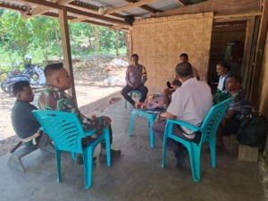 Babinsa Koramil 02/Walakaka Jalin Komsos dengan Warga Desa Harona Kalla