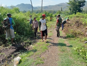 Babinsa Koramil 1614-06/Manggelewa Gelar Komsos dan Gotong Royong di Desa Banggo