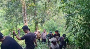 Babinsa Desa Bangbang Bersama Warga Gelar Pencarian Warga Lansia yang Hilang di Banjar Nyanglan Kaja