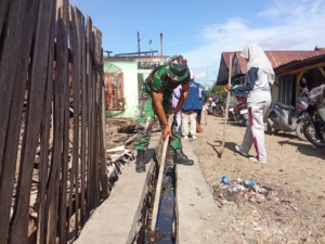 Gotong Royong Bersama Babinsa dan Warga Desa Kalampa Basmi Jentik Nyamuk Demam Berdarah