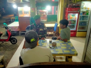 Babinsa Koramil 1628-05/Jereweh Tingkatkan Keamanan Malam Melalui Patroli Rutin di Wilayah Kecamatan Jereweh