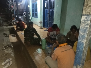 Koramil 1628-03/Seteluk Tingkatkan Pengamanan Malam, Sertu Syafrudin Pimpin Patroli Keliling Wilayah