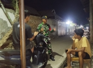 Sinergi TNI dan Masyarakat Desa Sari Jaga Kondusifitas Lewat Patroli Malam