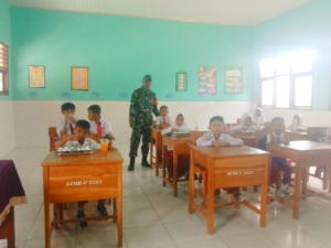 Babinsa Desa Air Suning Dampingi Penyaluran Program Makan Sehat Bergizi di SDN 2 Air Suning