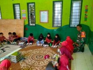 Babinsa Koramil 1628-05/Jereweh Dampingi Pelaksanaan Program Makan Sehat Bergizi di PAUD Bukit Lempayan