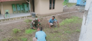 Babinsa Binafun Gelar Karya Bakti Bersihkan Kantor Desa