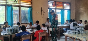 Babinsa Koramil 1627-01/Ba’a Dampingi Pelaksanaan Program Makanan Bergizi Gratis