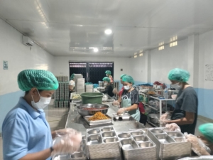 Babinsa Koramil 1627-02/Pantai Baru Dampingi Pemberian Makanan Sehat Bergizi