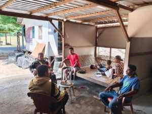 Babinsa Maurole Gelar Pamwil dan Komsos di Dusun Ratebobi, Warga Diminta Waspada Cuaca Ekstrem