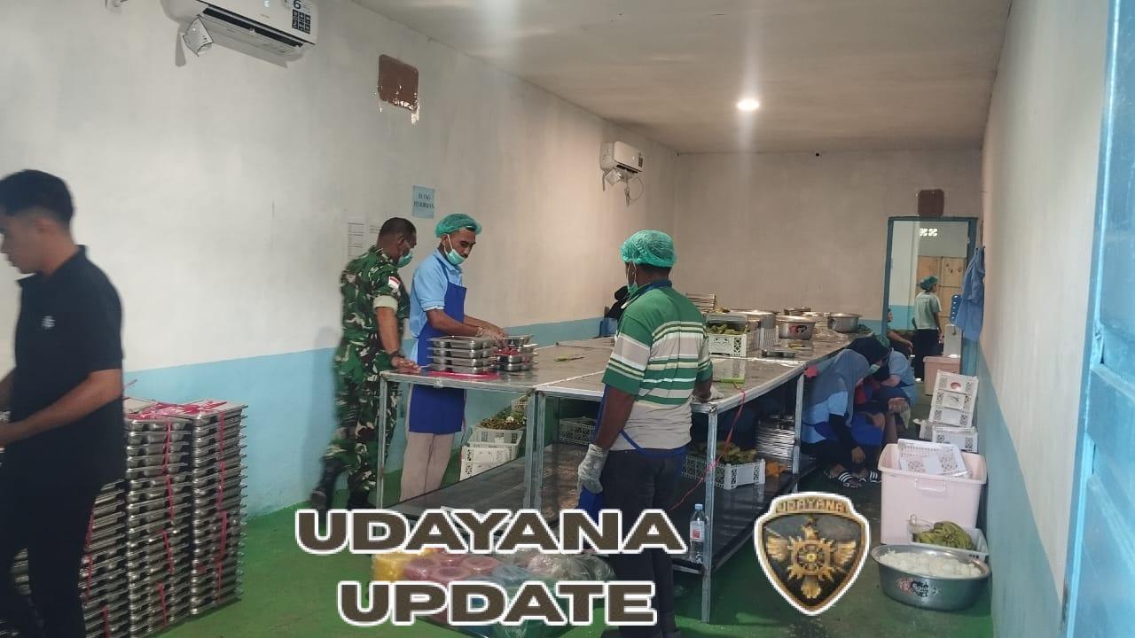 Babinsa Serda Ismail Rahadat Dampingi Penyaluran Makanan Bergizi di Rote Timur