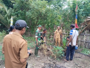 Babinsa Maurole Dampingi Penanaman Perdana Pohon Kelapa di Dusun Sokolago
