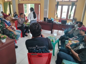 Babinsa dan Warga Onekore Bersama Pasang Pilar Batas Hutan Produksi