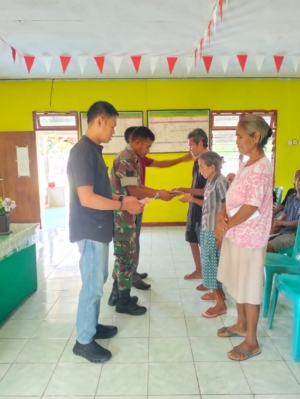 Babinsa Batutua Awasi Penyaluran BLT di Oebela, 22 Warga Terima Bantuan Tunai