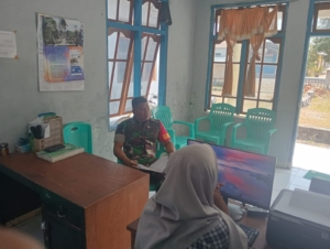 Babinsa Koramil 1602-04/Maurole Perkuat Kamtibmas dan Hubungan dengan Warga