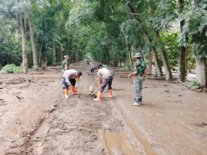 Babinsa Koramil 1624 – 06/Wulanggitang dan Polsek Boru Bersihkan Material Lahar Dingin di Jalan Poros Negara