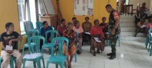 Babinsa Tanjung Bunga Pantau Penyaluran Bantuan Pangan di Tiga Desa