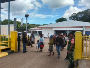 Babinsa Pantai Baru Lakukan Pemantauan Bongkar Muat KMP Kalibodri di Pelabuhan ASDP Ofalangga