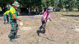 Satgas Pos Haslot Tanam Jagung Bersama Warga Alas Selatan
