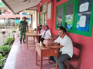 Babinsa Ramil 1602-01/Ende Tingkatkan Keamanan Sekolah Lewat Komsos & Pamwil di SDI Ende 12