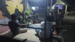 Babinsa Dompu Ingatkan Warga Waspadai Jalan Licin di Musim Hujan