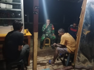 Babinsa Huu Tingkatkan Pengawasan Kamtibmas Lewat Ronda Malam di Dusun Kuta