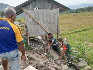 Babinsa Koramil Maurole Bersama Warga Kerjakan Saluran Irigasi di Desa Ranokolo