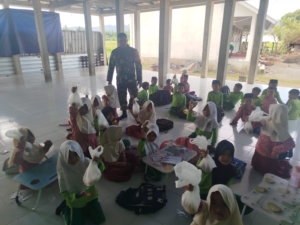 Babinsa Kelurahan Menala Dampingi Pelaksanaan Program Makan Sehat Bergizi di MIN 2 Menala