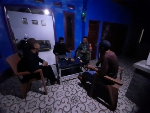 Babinsa Kramat Imbau Warga Waspada Banjir dan Jaga Kamtibmas