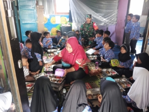 Babinsa Koramil 1628-05/Jereweh Dampingi Program MSG di TK Budi Mulya Belo, Pastikan Anak-anak Terima Gizi Seimbang