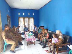 Babinsa Desa Nangakara Laksanakan Komsos Bersama Kepala Desa dan Staf Desa