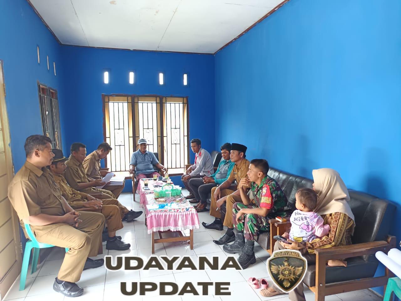 Babinsa Desa Nangakara Laksanakan Komsos Bersama Kepala Desa dan Staf Desa