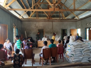 Babinsa Koramil 1627-01/Baa Dampingi Penyaluran Bantuan Pangan di Desa Kuli Aisele