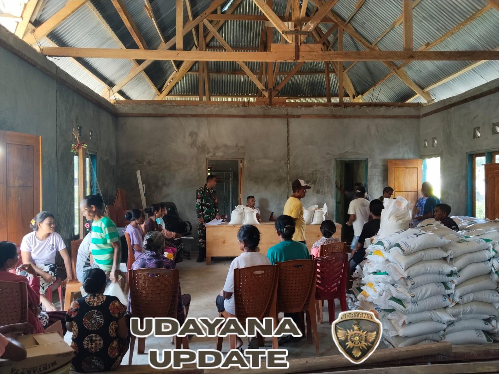 Babinsa Koramil 1627-01/Baa Dampingi Penyaluran Bantuan Pangan di Desa Kuli Aisele