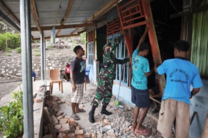 Peduli dan Ringankan Beban Warga, Satgaster Pos Lakus Bantu Rehab Rumah Warga