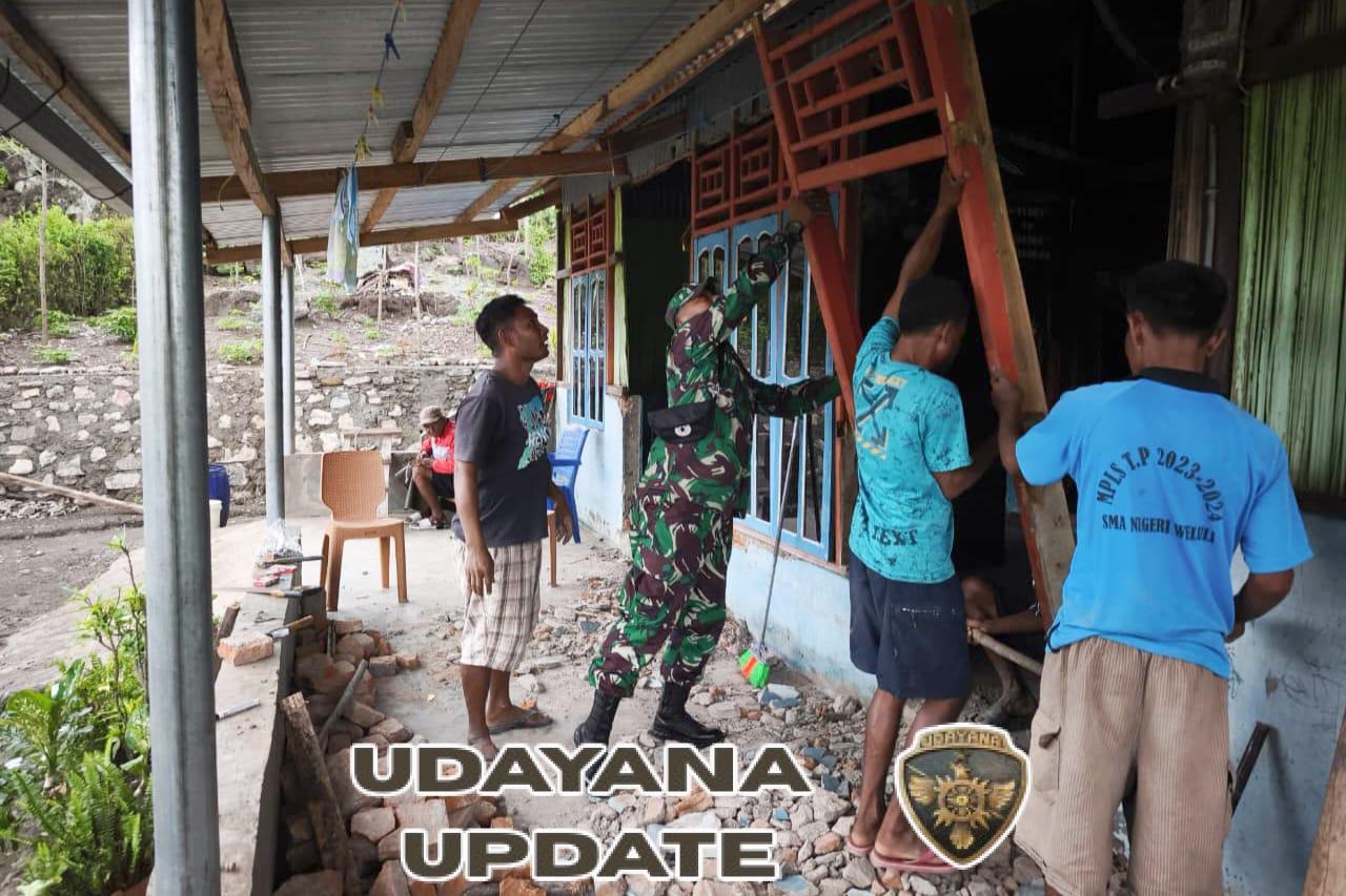 Peduli dan Ringankan Beban Warga, Satgaster Pos Lakus Bantu Rehab Rumah Warga