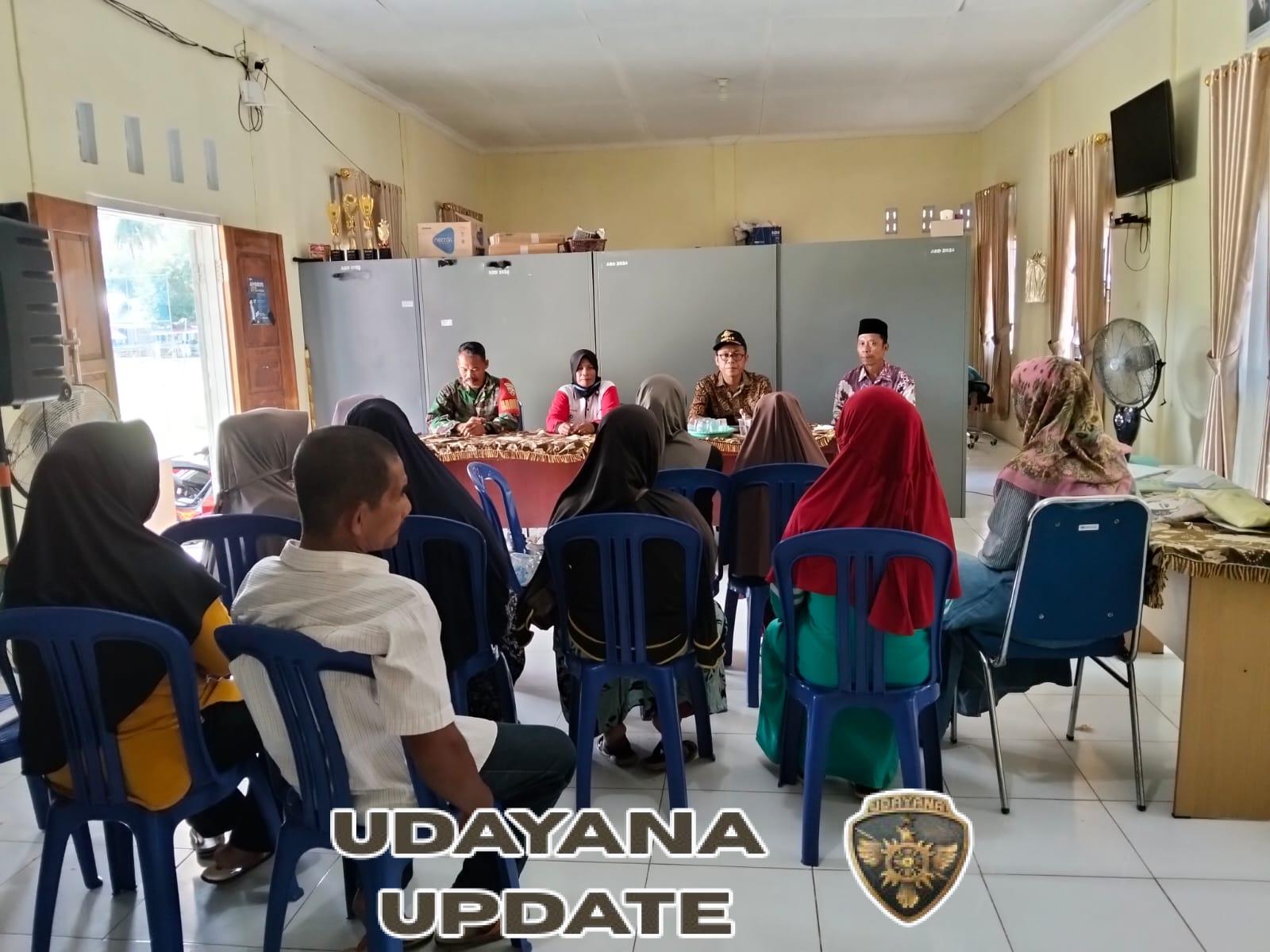 Babinsa Desa Lamunga Dampingi Penyaluran BLT Dana Desa Triwulan IV Kepada 10 Orang Penerima Manfaat