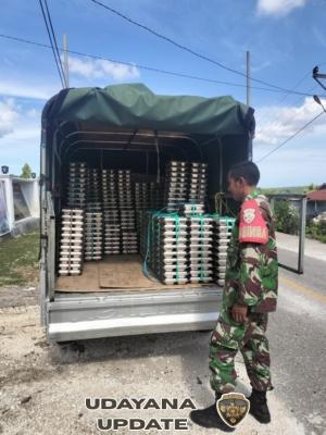 Babinsa Koramil 1627-02/Pantai Baru Dampingi Pembagian Makanan Sehat Bergizi