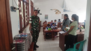 Babinsa Koramil 1627-02/Rote Timur Dampingi Pembagian Makanan Sehat Bergizi