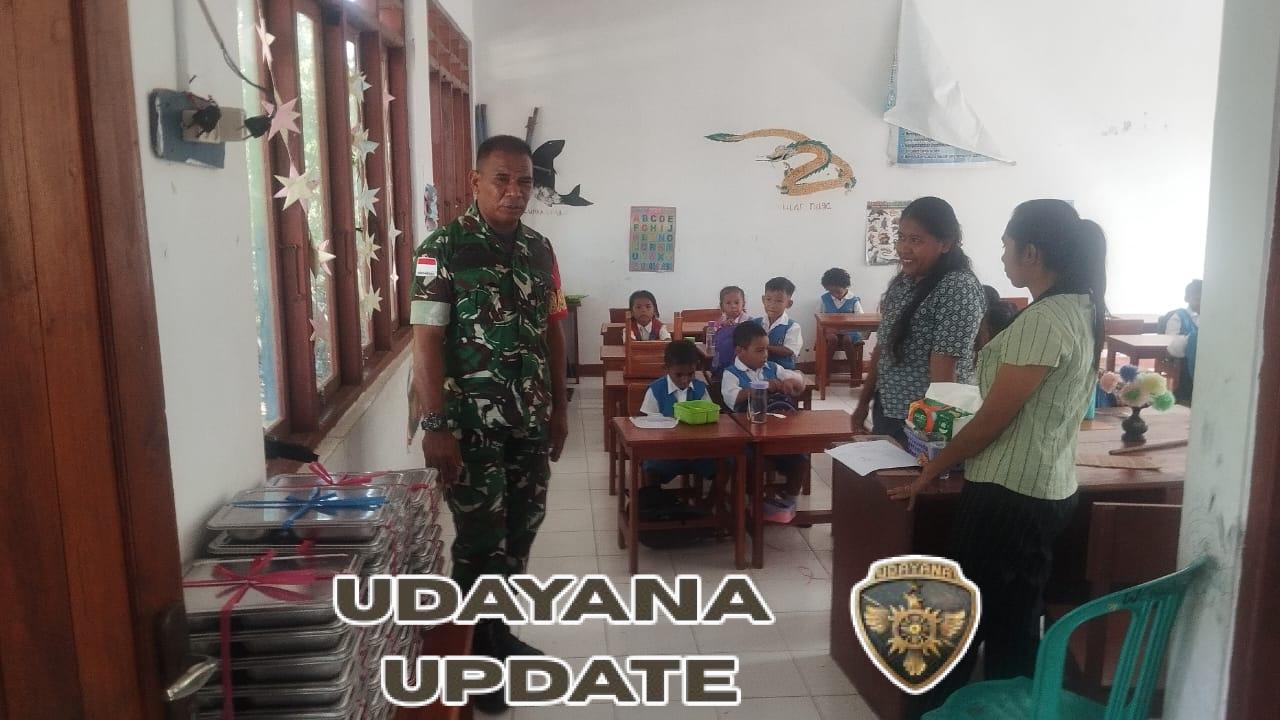 Babinsa Koramil 1627-02/Rote Timur Dampingi Pembagian Makanan Sehat Bergizi